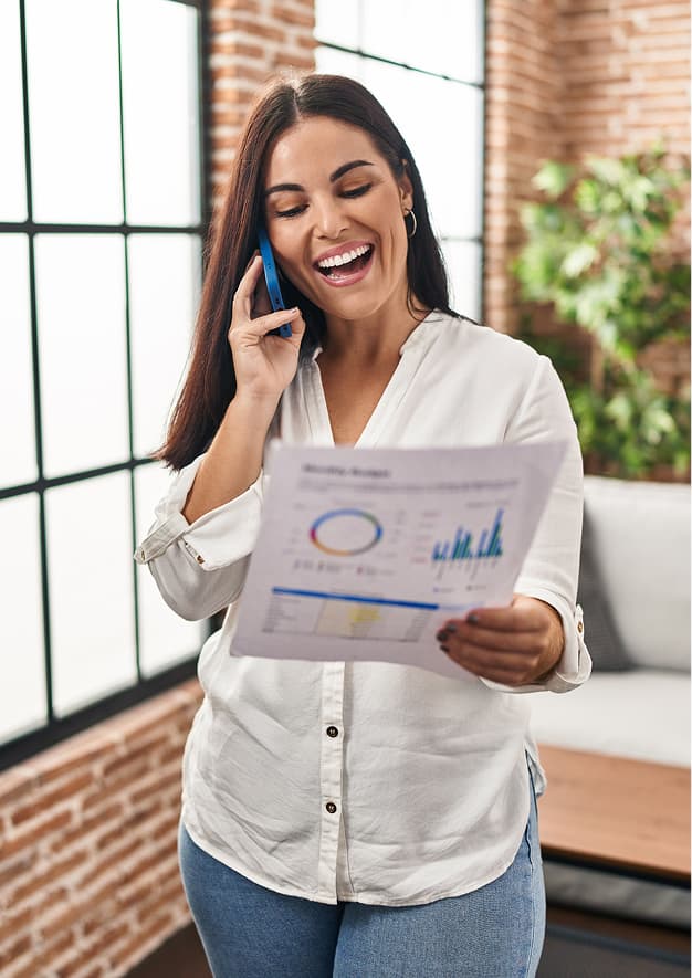 Operatrice del supporto Enerwu al telefono