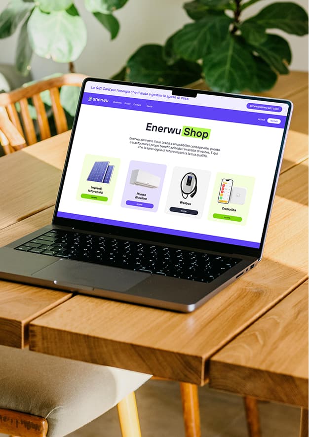 Portatile con lo Shop Enerwu aperto sul tavolo di casa