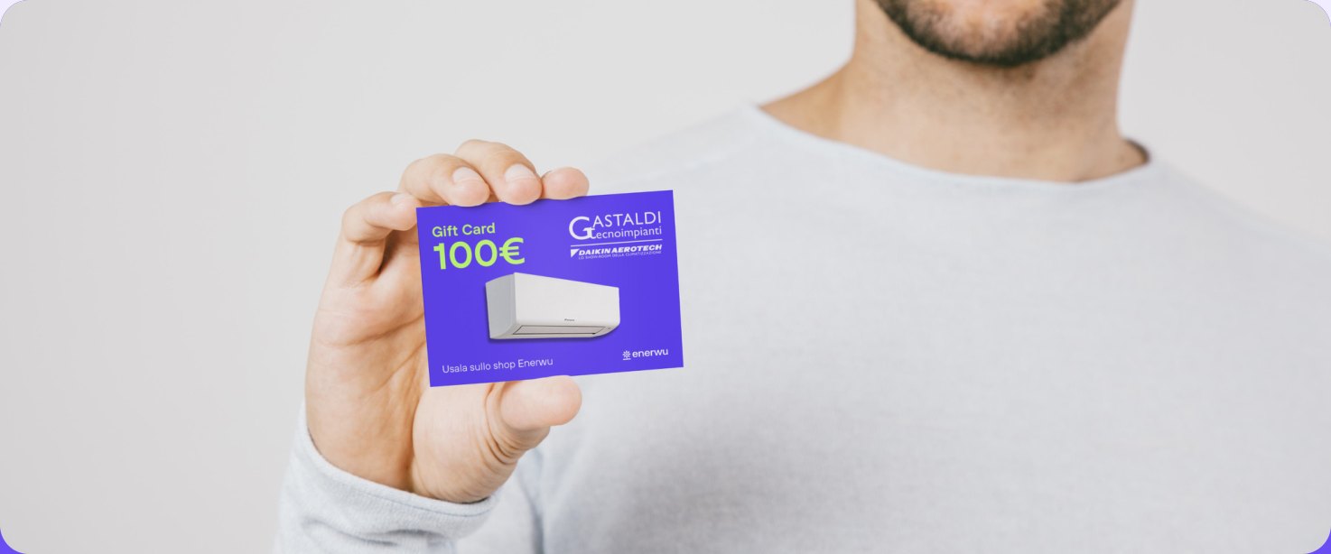 Uomo che mostra un Buono Energia Enerwu da 100 euro