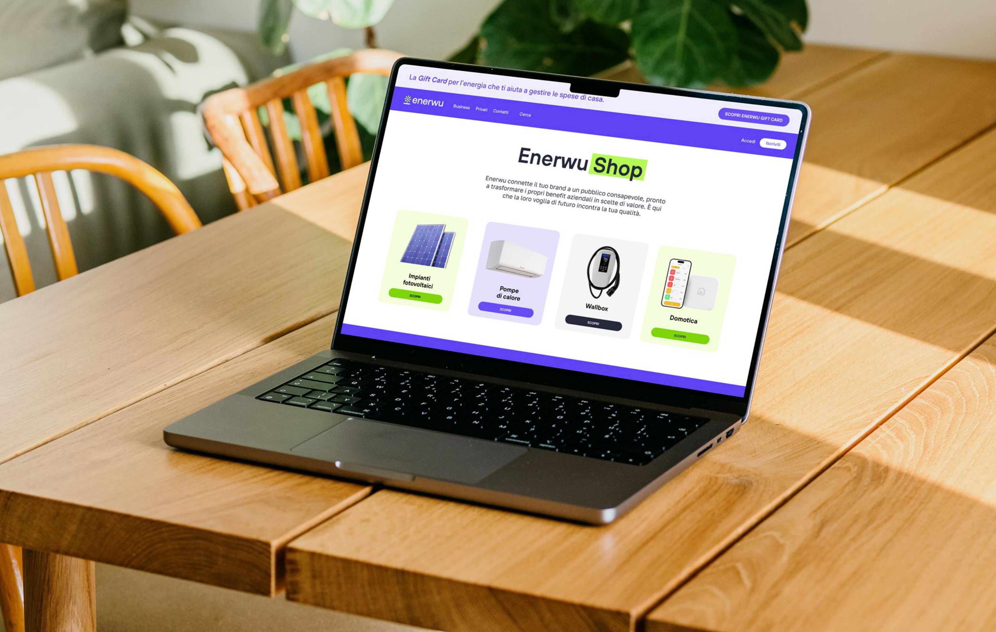 Portatile aperto sullo Shop Enerwu, appoggiato al tavolo di casa